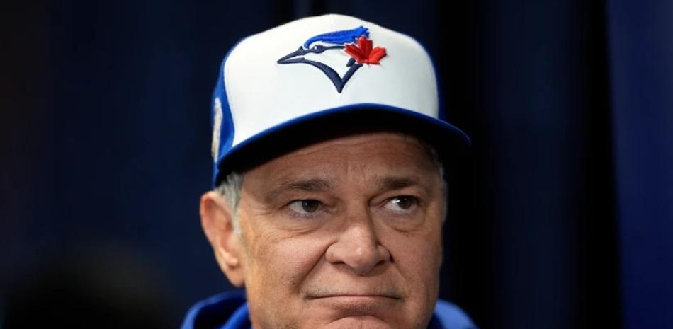 Mattingly deja el cuerpo técnico de los Azuelos que renuevan contrato del mánager John Schneider