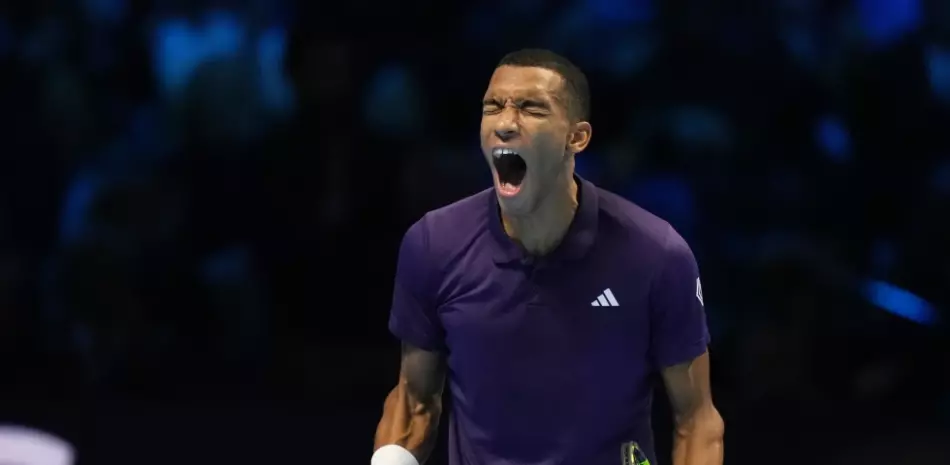 Auger-Aliassime mantiene esperanzas al superar a Shelton en las Finales ATP