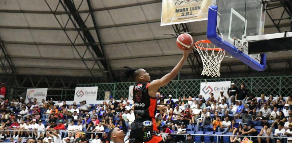 Martínez y Solano conducen a La Villa en inicio torneo superior de La Vega