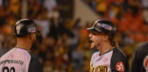 Águilas remontan para vencer a Leones y siguen volando alto