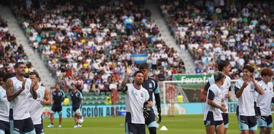 Argentina cierra el año con triunfo ante Angola con gol y asistencia de Messi