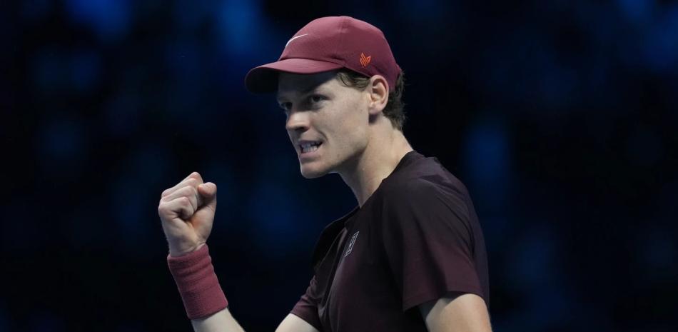 Jannik Sinner vence a Carlos Alcaraz y retiene su título de ATP ante su público local