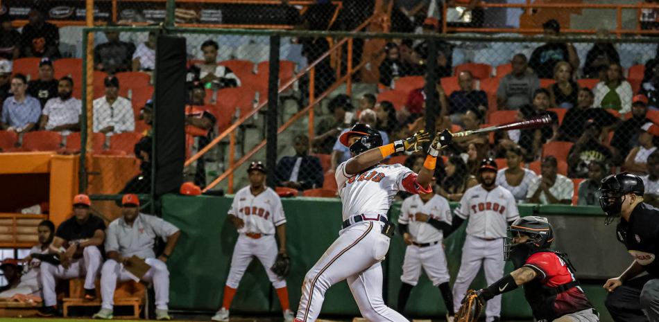 Gilberto Celestino dispara cuatro hits y los Toros superan a los Leones