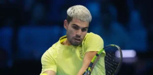 Carlos Alcaraz se retira de las Finales de la Copa Davis por una lesión en el muslo