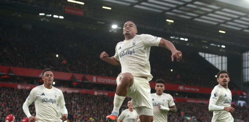 Liverpool profundiza su crisis en la defensa de su título de la Liga Premier