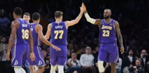 Luka y LeBron llevan a Lakers a victoria sobre Clippers para ganar su grupo en la Copa NBA