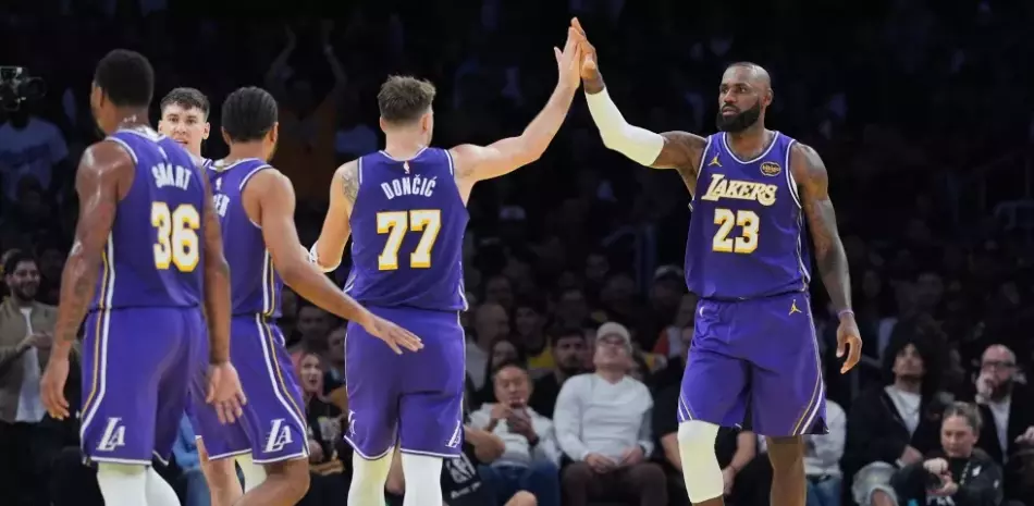 Luka y LeBron llevan a Lakers a victoria sobre Clippers para ganar su grupo en la Copa NBA
