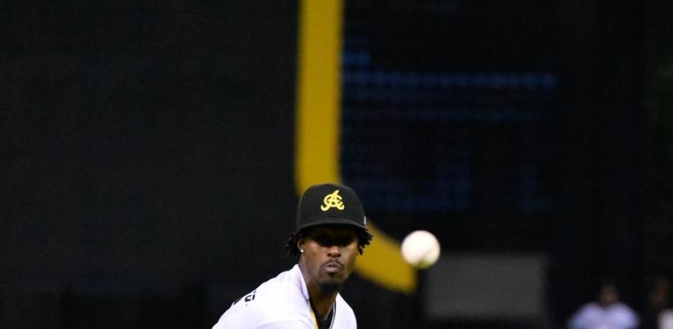 Tavárez domina y Águilas vencen 4-2 al Licey para afianzar su liderato