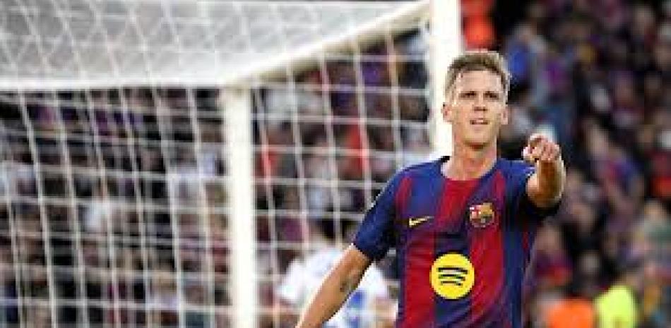 Dani Olmo marca dos goles y el Barcelona se recupera al derrotar 3-1 al Alaves