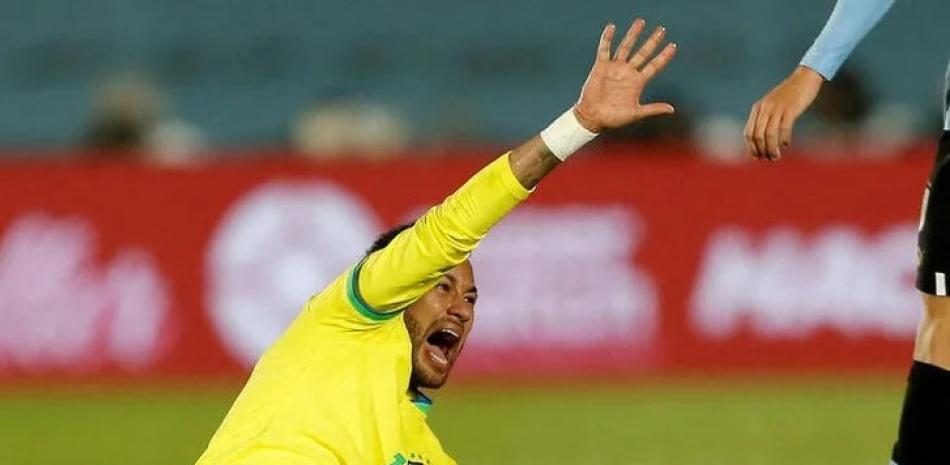 Neymar es operado de la rodilla izquierda con éxito