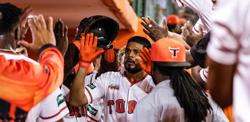 Jeimer y De la Cruz conducen a los Toros a conquistar la victoria sobre los Leones