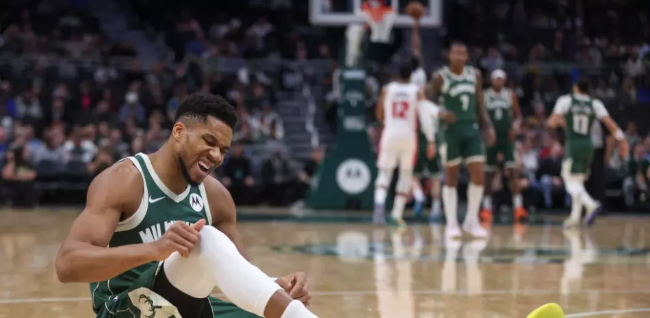 Antetokounmpo se lesiona en pleno ruido por su futuro en Milwaukee