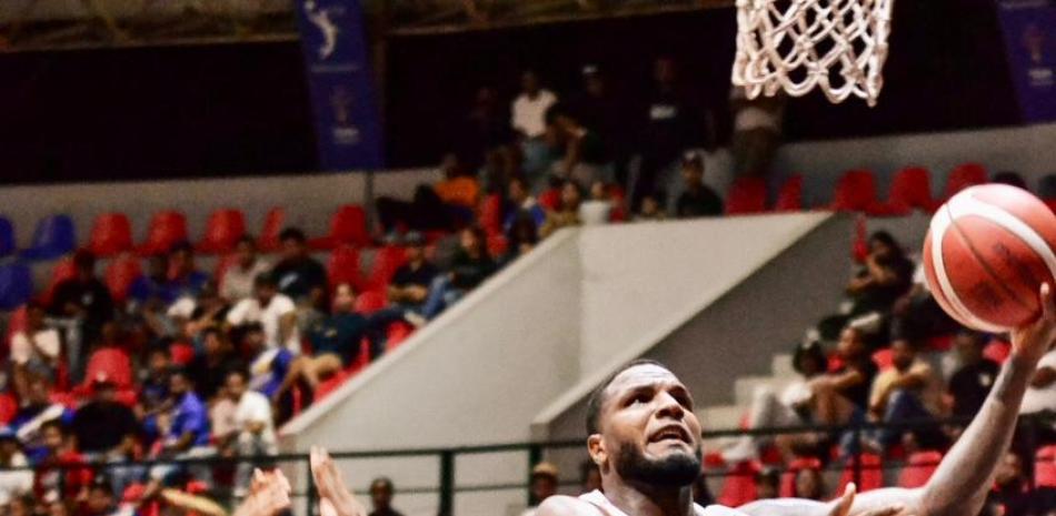 Luismal Ferreiras anota 33 con 20 rebotes en triunfo de Máximo Gómez en inicio final básquet SFM