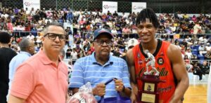 Sarnelly y Martínez son premiados como dirigente y más valioso del TBS de La Vega