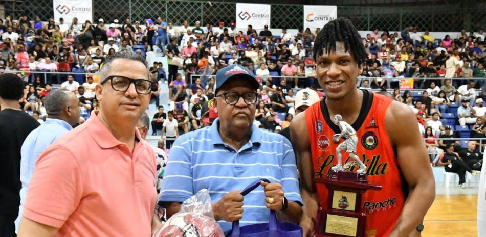 Sarnelly y Martínez son premiados como dirigente y más valioso del TBS de La Vega