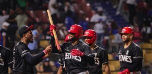 Escogido se desquita a palos con el Licey y los derrotan 15-1