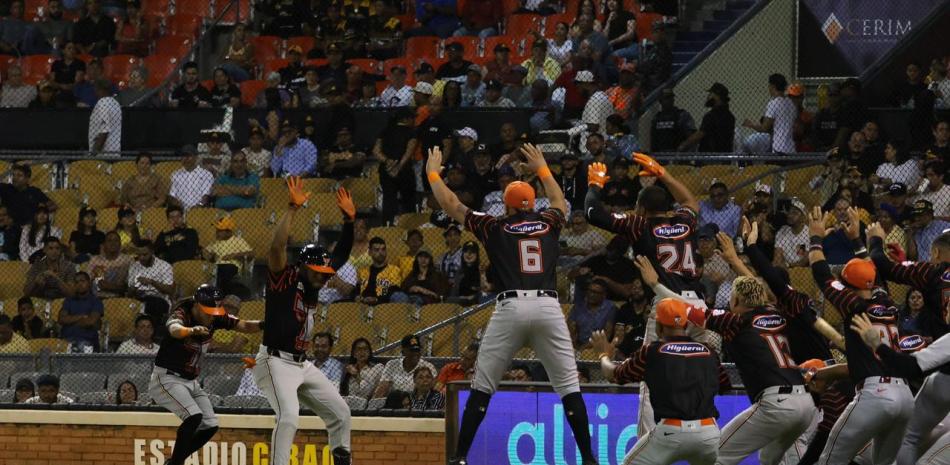 De la Cruz, Muñoz y Lantigua jonronean, Toros se imponen a las Águilas en Santiago