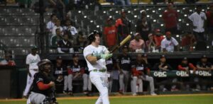 Lester deja al Escogido en el terreno con cuadrangular en el décimo