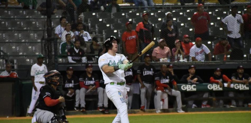 Lester deja al Escogido en el terreno con cuadrangular en el décimo