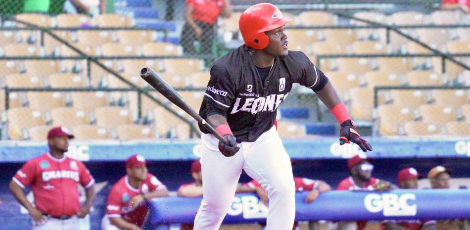 Héctor Rodríguez batea dos triples, el Escogido triunfa y asciende al cuarto lugar