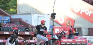 Leones vienen de atrás para vencer a Gigantes y afianzarse en cuarto lugar