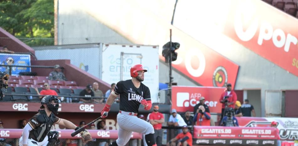 Leones vienen de atrás para vencer a Gigantes y afianzarse en cuarto lugar