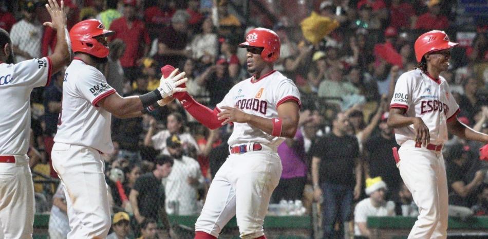 Los Leones anotan cuatro en un ininng y vencen 8-5 a Las Águilas