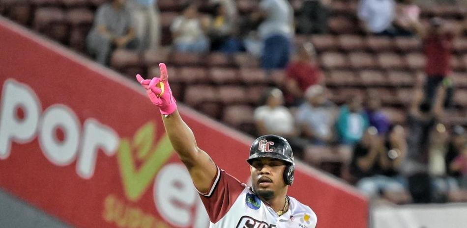 De los Santos encabeza triunfo de los Gigantes y aprieta la lucha por la clasificación