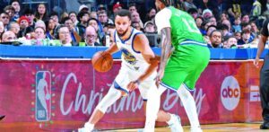 Stephen Curry anota 23 y los Warriors derrotan a los Mavericks