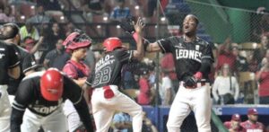 Jonrón de Lake mantiene a Leones invictos en primer lugar