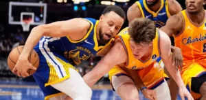 Stephen Curry anota 26 en el partido de regreso a casa y Warriors superan a Hornets