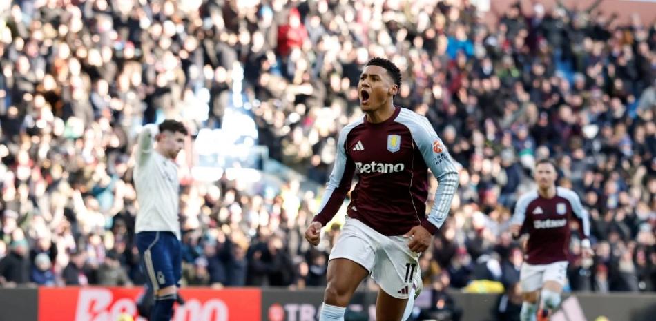 Villa vence 3-1 a Forest y sube al segundo lugar en la Liga Premier