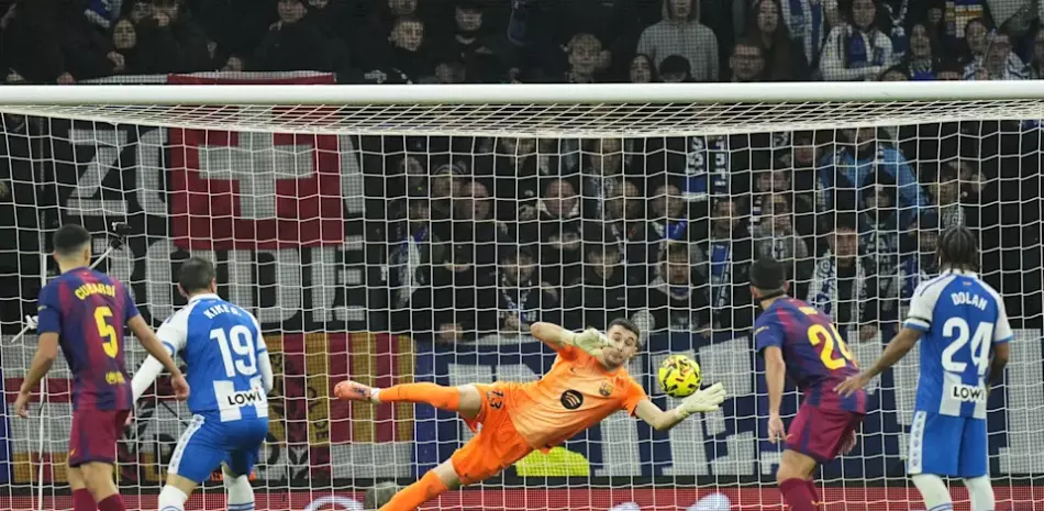 Joan García, portero del Barcelona que gana el derbi, minimiza hostilidad ante Espanyol