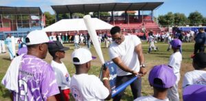 Unos 320 niños de la Región Sur del país reciben clínicas en estadio de Baní