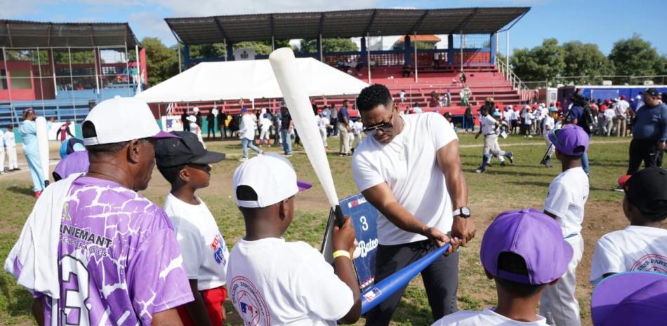 Unos 320 niños de la Región Sur del país reciben clínicas en estadio de Baní