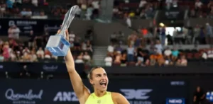 Sabalenka gana la final en Brisbane tras tenso cruce con Kostyuk