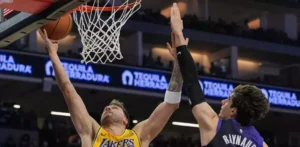 Lakers pinchan en Sacramento a pesar de los 42 puntos de Luka Doncic