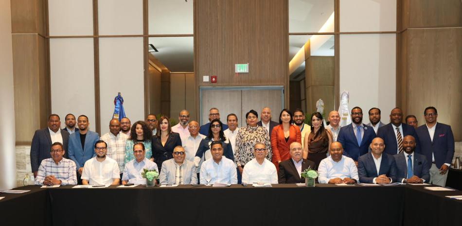 Ministro Kelvin Cruz presenta programa deportivo 2026 ante líderes de la prensa especializada