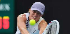 Świątek vence la falta de práctica para superar la primera ronda en Abierto de Australia