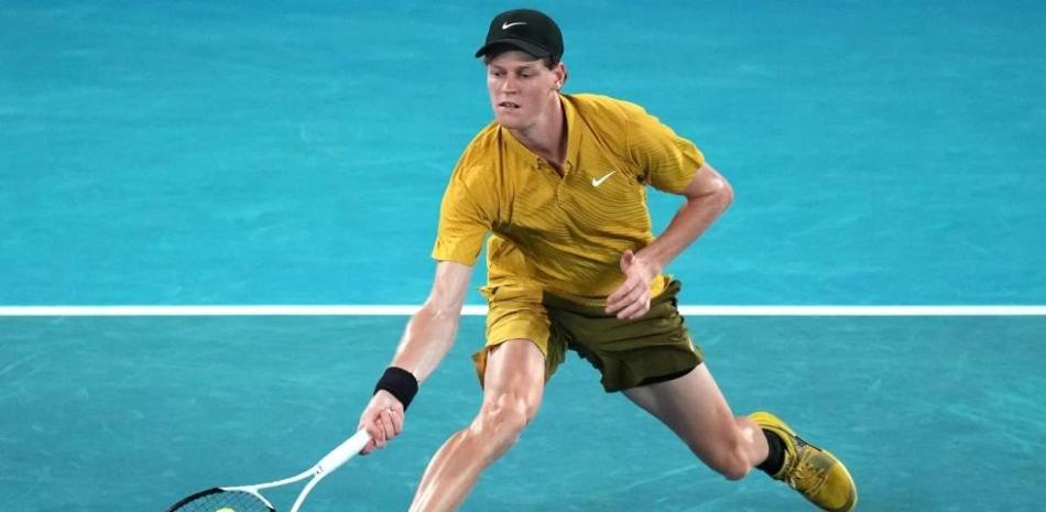 Sinner se sobrepone a calambres y calor para seguir su defensa del título