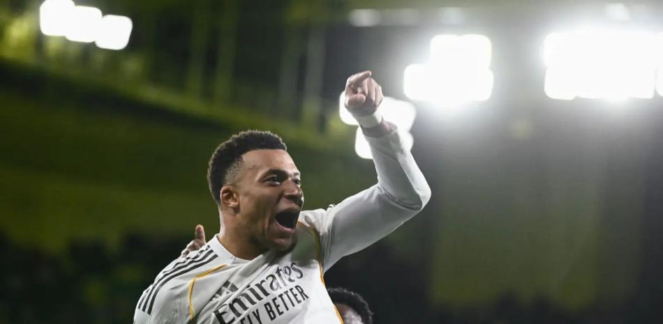 Mbappe marca un doblete y el Real Madrid asume la cima en la Liga Española