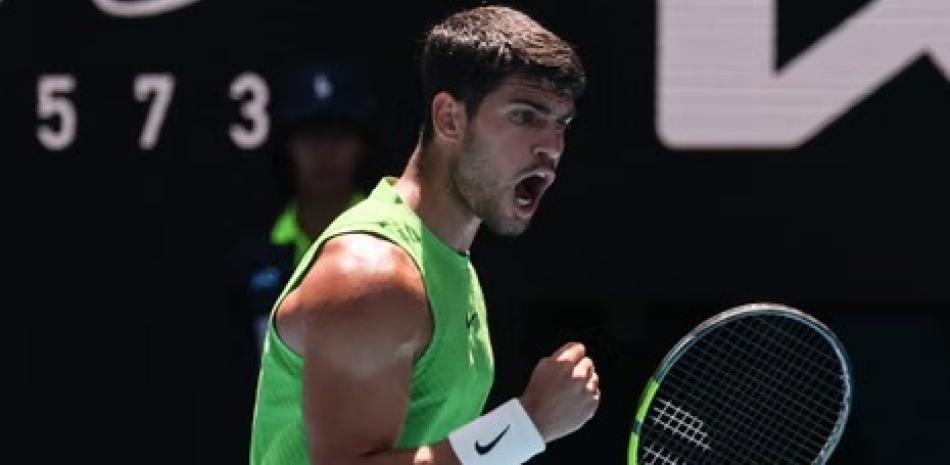 Carlos Alcaraz triunfa y se instala en los cuartos de final en el Australia Open