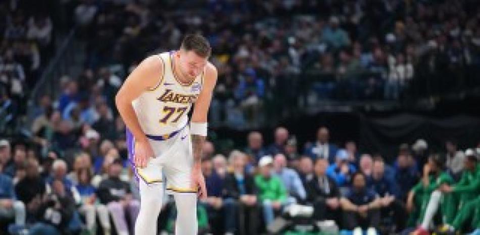 Luka Doncic encesta 33 puntos y los Lakers ganan