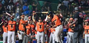 Los Toros reaccionan y vencen 3-2 a los Leones viniendo de atrás