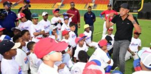 Cientos de niños del Cibao reciben clínicas de Fedom y miembros del equipo del Clásico Mundial