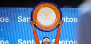 El ciclista Jay Vine sufre fractura de muñeca tras chocar con un canguro