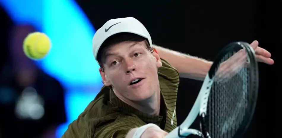 Sinner se cita con Djokovic en semis de Australia, Swiatek eliminada