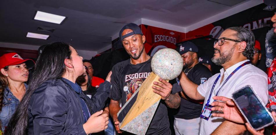 Alcides Escobar completó su "ciclo dorado" al ganar en RD