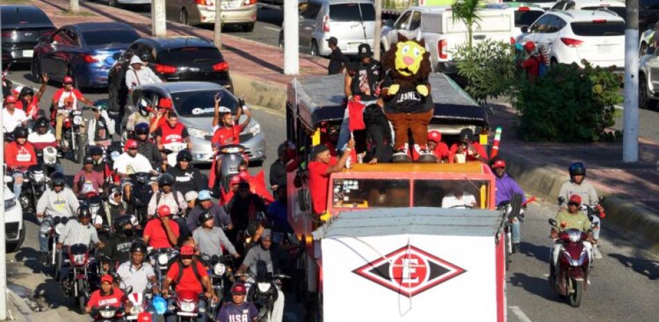 Con caravana triunfal, escogidistas celebran corona 18 en las calles de la capital