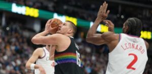 Nikola Jokic regresa tras lesión de rodilla y guía a Nuggets a triunfo 122-109 sobre Clippers